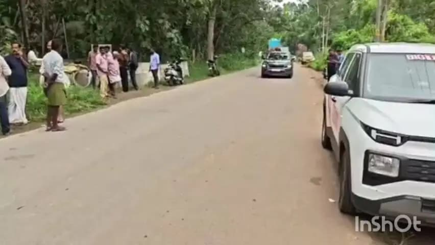 കോട്ടയം: പാമ്പാടി പതിമൂന്നാം മൈലിൽ ബസ് സ്കൂട്ടറിൽ ഇടിച്ച് രണ്ടുപേർ മരിച്ചു