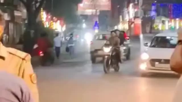 पडरौना: ईमानदारी की मिसाल: कुशीनगर पुलिस ने यात्री को लौटाया ई-रिक्शा में छूटा बैग