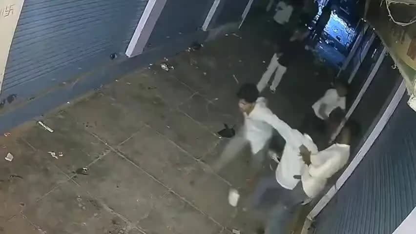 शिकोहाबाद: रामबरात देखने गए नाबालिग को ईंट और बेल्टों से पीटा, CCTV में कैद हुई घटना, जांच में जुटी शिकोहाबाद पुलिस