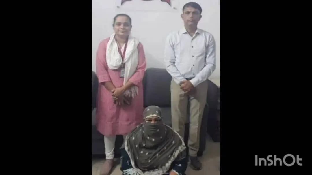 અમદાવાદ શહેર: કારંજ વિસ્તારમાંથી ફરાર મહિલા ડ્રગ્સ પેડલર ઝડપાઈ