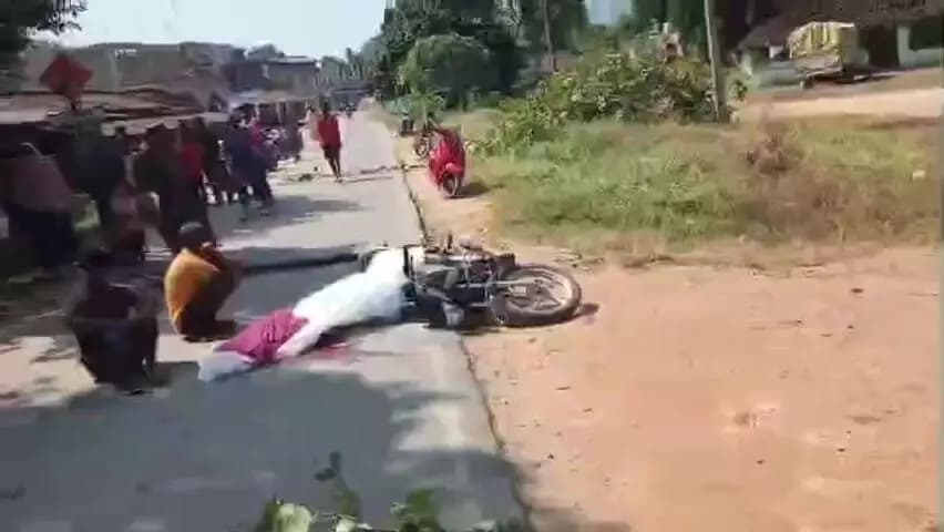 कुनकुरी: रनपुर में दर्दनाक हादसा: बस की टक्कर से बाइक सवार की मौत, मुआवजे की मांग पर किया चक्काजाम