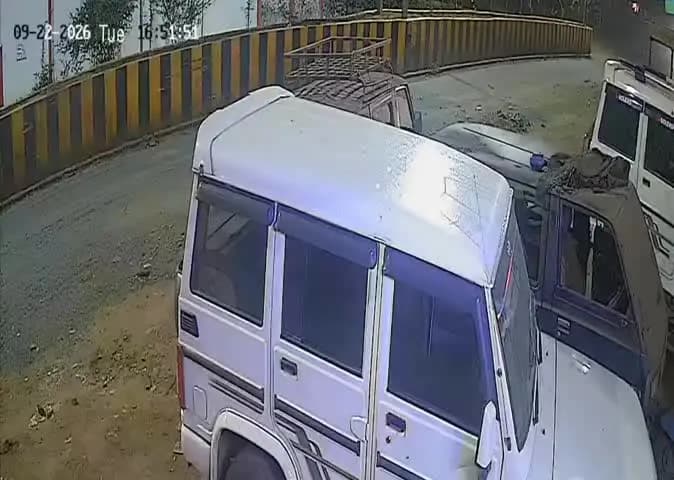 शहपुरा: नगर के हाथी द्वार के पास अनियंत्रित ट्रक ने सड़क किनारे खड़े वाहनों को मारी टक्कर, घटना निगरानी कैमरे में कैद