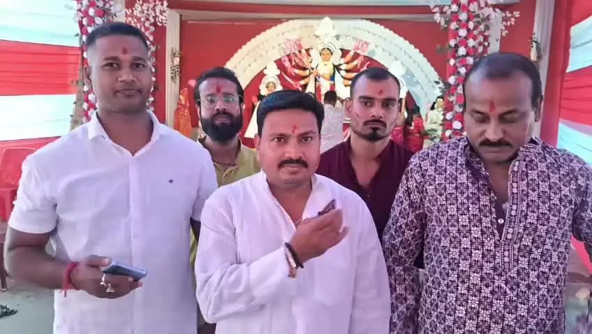 নগাঁও: বিজয়া দশমী উপলক্ষে দাস কমিটি পূজাবাড়ি দুৰ্গা পূজাৰ মণ্ডপত সেন্দুৰ খেলত অংশগ্ৰহণ মহিলাসকলৰ