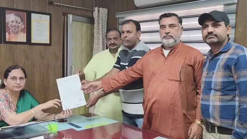 स्वार: रामपुर के मुख्य चिकित्साधिकारी डॉ. दीपा सिंह को व्यापारियों ने अपनी मांगों को लेकर सौंपा ज्ञापन