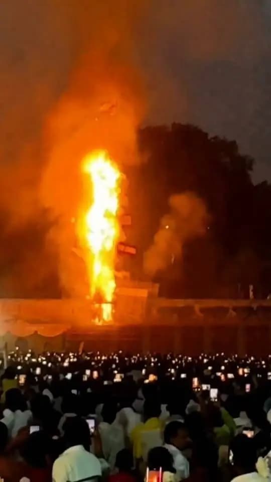 रावण वध कार्यक्रम ने विजयादशमी के सांस्कृतिक एवं धार्मिक महत्व को रेखांकित किया तथा लोगों को असत्य, अहंकार और बुराई पर सत्य एवं सदाचार की विजय की प्रेरणा दी। आमजनों के द्वारा कार्यक्रम के दौरान शांति, धैर्य एवं समन्वय का सहयोग सराहनीय है।
जिला प्रशासन, बक्सर की ओर से सभी जिलावासियों को विजयादशमी की हार्दिक शुभकामनाएँ।
@top fans Information & Public Relations Department, Government of Bihar Buxar Administration CMO Bihar Buxar Police Samrat Choudhary जिला प्रशासन बक्सर