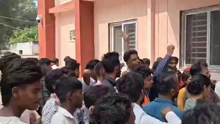 लाडपुरा: कोटा नहर हादसे में मुआवजे और सरकारी नौकरी की मांग पर सड़क जाम, मृतकों के परिजनों का हंगामा, मौके पर पुलिस जाप्ता