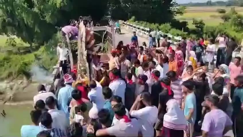 ঢকুৱাখানা ভাগ: আজি বিজয়া দশমী, মৰনৈ বেবেজীয়াত দেৱী মাৰ প্ৰতিমা বিসৰ্জন