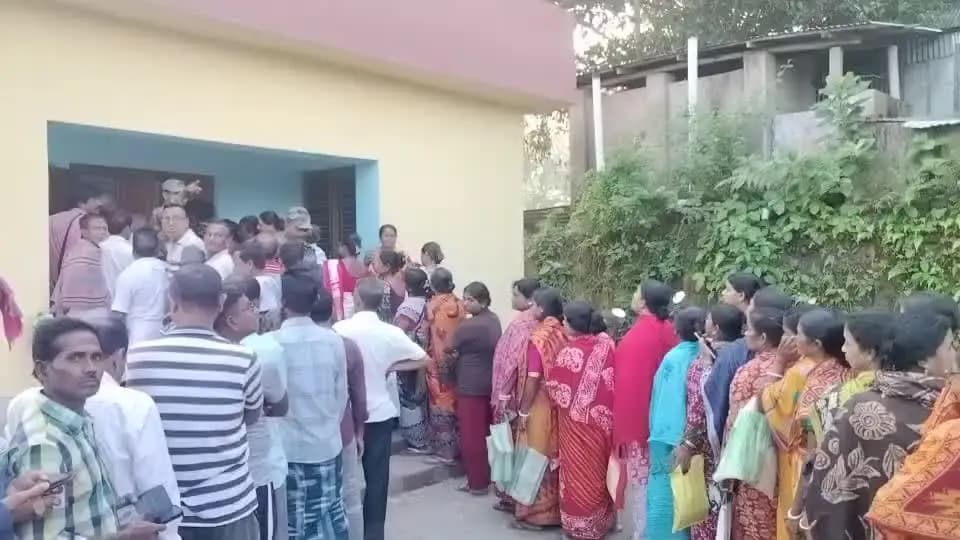 উদয়পুর: দশমীর তিথিতে উদয়পুরে মৎস্য দপ্তরের বিভিন্ন কাউন্টারে ন্যায্য মূল্যে মাছ বিক্রি, ক্রেতাদের অভিযোগ বড় মাছ বাজারজাত করেছে
