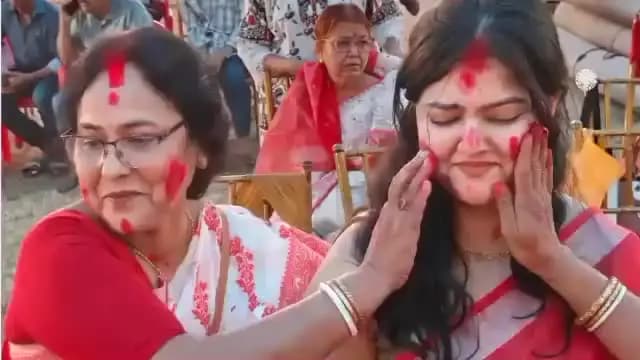 सदर: लखनऊ में बंगाली महिलाओं ने खेला सिंदूर