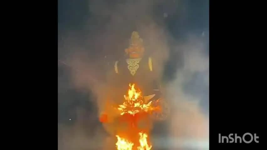 बदनावर में 81 फीट के रावण का दहन, रूस-यूक्रेन युद्ध और मध्य पूर्व के संघर्षों को पुतले पर दर्शाया गया।