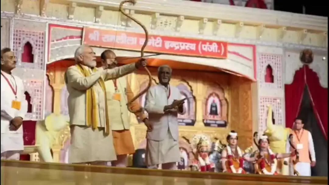 दिल्ली: PM मोदी ने किया रावण दहन, कहा- राम के आदर्शों से पूरा होगा विकसित और आत्मनिर्भर भारत का संकल्प