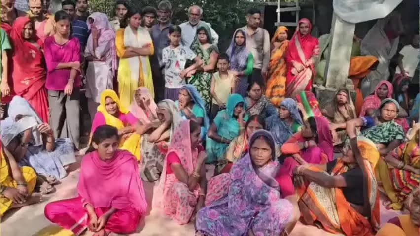 नवाबगंज: मुनक्कीपुरवा गांव में जहरीले नाग से खिलवाड़ पड़ा भारी, सर्पदंश से पिता-पुत्र की हुई दर्दनाक मौत