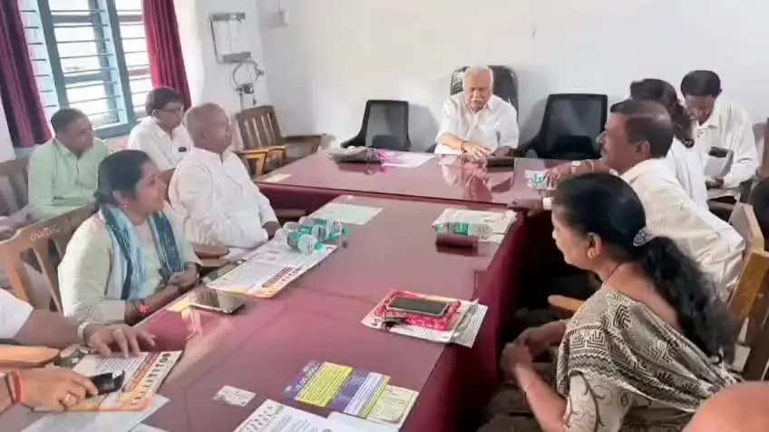 ಹಳಿಯಾಳ: ಮೋಹನ ಲಿಂಬಿಕಾಯಿ ಪರವಾಗಿ ನ್ಯಾಯವಾದಿಗಳ ಸಂಘದೊಂದಿಗೆ ಮತದಾರರ ಸಭೆ ನಡೆಸಿದ ದೇಶಪಾಂಡೆ