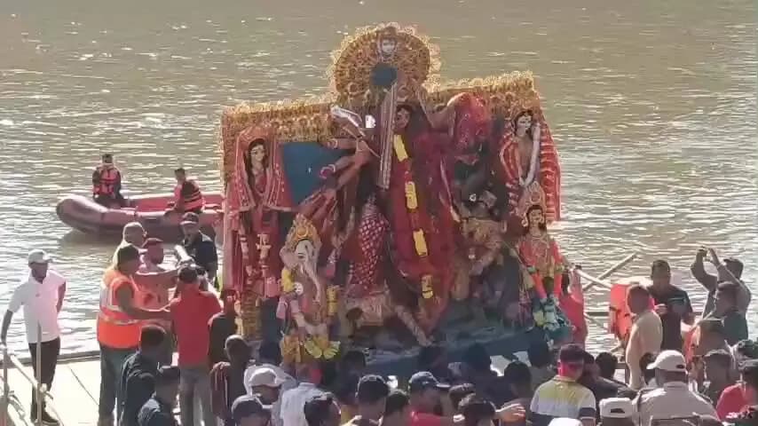 শিৱসাগৰ: দিখৌ নদীৰ থানাঘাটত দূৰ্গাপূজাৰ প্ৰতিমা বিসৰ্জন