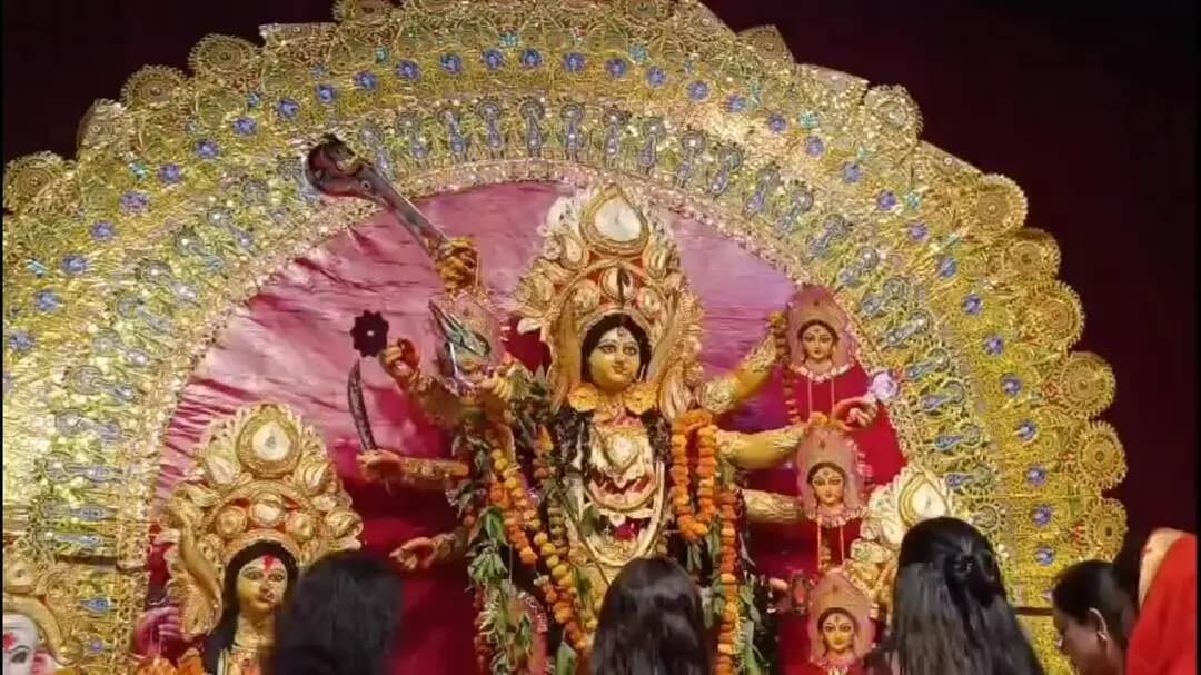 यमुना विहार: दिल्ली में सिंदूर खेला की धूम, नम आंखों से मां दुर्गा को विदाई; अगले बरस फिर आने की कामना