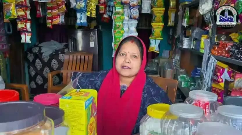 प्रधानमंत्री श्री नरेन्द्र मोदी के प्रति पिंकी ने व्यक्त किया आभार
सिंगरौली। प्रधानमंत्री स्वनिधि योजना पथ विक्रेताओं के जीवन में आर्थिक संबल और आत्मनिर्भरता की नई राह खोल रही है। योजना से लाभान्वित पिंकी की कहानी इस बात का उदाहरण है कि शासन की जनकल्याणकारी योजनाएं जरूरतमंदों को आगे बढ़ने का अवसर प्रदान करती हैं। योजना के माध्यम से पिंकी को पहले चरण में 10 हजार रुपये, दूसरे चरण में 20 हजार रुपये तथा तीसरे चरण में 50 हजार रुपये का ऋण प्राप्त हुआ। इस आर्थिक सहायता ने उन्हें अपने व्यवसाय को आगे बढ़ाने और आर्थिक रूप से सशक्त बनने में सहयोग प्रदान किया।
पिंकी ने बताया कि पीएम स्वनिधि योजना से मिली आर्थिक सहायता उनके लिए काफी उपयोगी साबित हुई। पहले चरण में प्राप्त 10 हजार रुपये से शुरुआत करते हुए उन्होंने दूसरे चरण में 20 हजार रुपये और तीसरे चरण में 50 हजार रुपये का ऋण प्राप्त किया। इस तरह योजना के तीनों चरणों के माध्यम से उन्हें कुल 80 हजार रुपये की ऋण सहायता मिली। समय पर ऋण सुविधा उपलब्ध होने से उन्हें अपने काम को आगे बढ़ाने का अवसर मिला और आत्मनिर्भर बनने की दिशा में उनका विश्वास मजबूत हुआ।
पिंकी ने प्रधानमंत्री श्री नरेन्द्र मोदी जी के प्रति हृदय से आभार व्यक्त करते हुए कहा कि पीएम स्वनिधि योजना छोटे कारोबारियों के लिए आशा और सहारा बनी है। उन्होंने कहा कि इस योजना से जरूरतमंद पथ विक्रेताओं को अपने व्यवसाय को आगे बढ़ाने का अवसर मिल रहा है। पिंकी ने प्रधानमंत्री जी को धन्यवाद देते हुए कहा कि ऐसी जनकल्याणकारी योजनाएं आम नागरिकों को आर्थिक रूप से सशक्त बनाने और आत्मनिर्भर भारत के संकल्प को साकार करने में महत्वपूर्ण भूमिका निभा रही हैं।