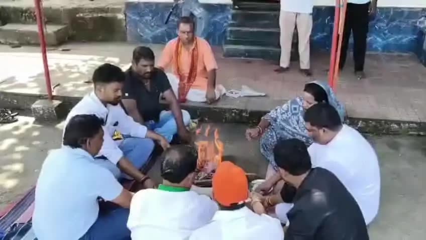 डिंडौरी: कांग्रेस ने भाजपा जिला अध्यक्ष चमरू सिंह नेताम पर भंडारा टेंट हटवाने का आरोप लगाया, सद्बुद्धि हवन किया