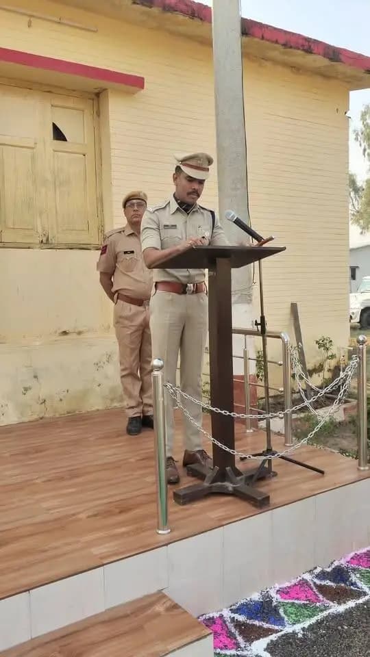 आज की सुबह... हमारे अमर वीरों के अदम्य साहस और सर्वोच्च बलिदान को समर्पित!
आज 21 अक्टूबर को रिजर्व पुलिस लाईन #डीग मे 'पुलिस स्मृति दिवस समारोह 2026' आयोजित किया गया।
पुलिस अधीक्षक डीग शरण गोपीनाथ के. के द्वारा अमर शहीदों की नामावली का गरिमामयी वादन कर पुलिस अधिकारियों/ सेवानिवृत पुलिस अधिकारियो के साथ मातृभूमि की रक्षा में अपना सर्वस्व न्यौछावर करने वाले हमारे अमर प्रहरियों को पुष्पचक्र अर्पित कर शत-शत नमन किया।
वीरों की स्मृति में दो मिनट का मौन रखा जाकर अमर शहीदों को अंतिम सलामी दी गई।
Rajasthan Police
Igp Bharatpur
#Amarprahari #Rajasthanpolice
#Shaheeddiwas
#Salutetoheroes
#jaihind