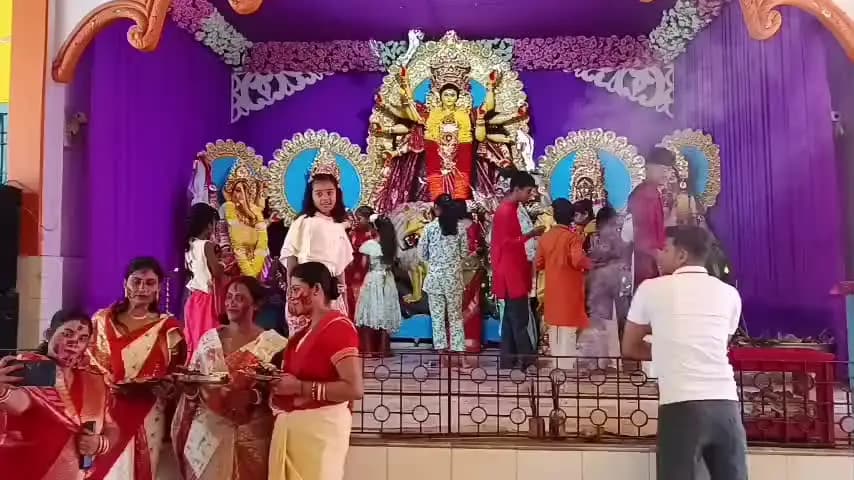 ঢেকিয়াজুলি ভাগ: বিজয়া দশমী উপলক্ষে ঢেকীয়াজুলিৰ হৰি মন্দিৰত মহিলা সকলে আয়োজন কৰিলে পৰম্পৰাগত সেন্দূৰ খেল