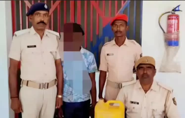 कुरसाकांटा: कुर्साकांटा में पुलिस ने 5 लीटर देशी चुलाई शराब के साथ एक व्यक्ति को किया गिरफ्तार