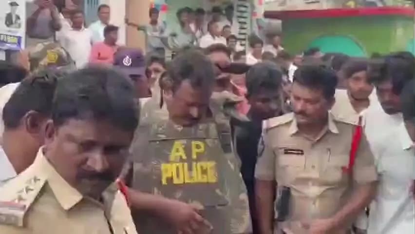 నరసరావుపేట: రొంపిచర్లలో నామినేషన్ కేంద్రంలోకి అనుమతించి నామినేషన్ వేసేలా చూస్తానని అడిషనల్ ఎస్పీ హనుమంతరావు హామీ