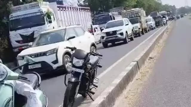 เชตเชกเซเชฆเชฐเชพ เชชเชถเซเชเชฟเชฎ: เชฐเซเชก เชชเชฐ เชเชญเซเชฒ เชชเซเชเชชเชตเชพเชจ เชฎเชพเช เชเชเชเซเชตเชพ เชเซเชธเซ เชเชคเชพ เช
เชเชธเซเชฎเชพเชค