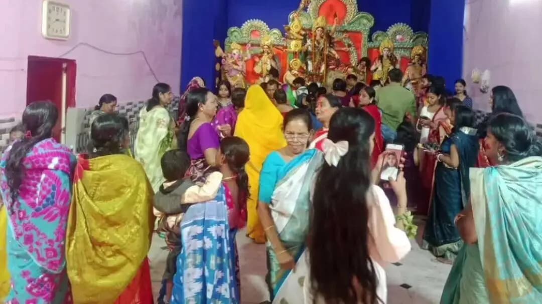 एगारकुंड: कुमारधुबी के कालीधौड़ा दुर्गा मंदिर में उल्लास के साथ सिंदूर खेला, मां को दी गई अश्रुपूर्ण विदाई