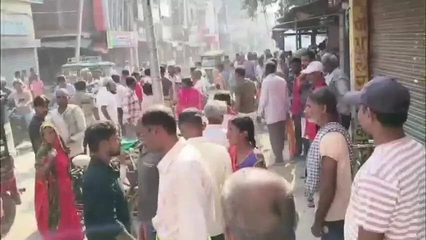 औरंगाबाद: शहर के नावाडीह मोड़ पर मजदूरी को लेकर हंगामा, महिला मजदूर ने बंगाली मिस्त्री को चप्पल से पीटा