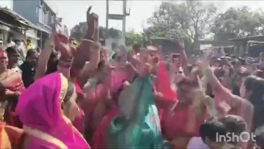 तोपचांची: गोमो के सिकलाइन दुर्गा पंडाल से निकली भव्य कलश विसर्जन यात्रा, सैकड़ों श्रद्धालु हुए शामिल