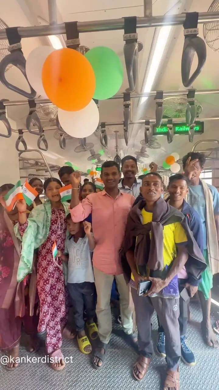 रावघाट तक पहुंची रेल, ग्रामीणों के जीवन में जुड़ा नया अध्याय!
ग्राम आतुरबेड़ा निवासी श्री सोनू उसेंडी और क्षेत्र के ग्रामीणों के लिए रावघाट तक रेल सेवा का शुभारंभ नई सुविधाओं और नई संभावनाओं का अवसर लेकर आया है। ट्रेन में सफर का अनुभव उनके लिए बेहद खास रहा।
अब रेल संपर्क से आवागमन होगा अधिक सुविधाजनक, यात्रा पर खर्च होगा कम और शिक्षा, स्वास्थ्य एवं रोजगार के नए अवसरों तक पहुंचने का मार्ग होगा सुगम।
रावघाट तक रेल का पहुंचना, बस्तर अंचल में विकास और बेहतर कनेक्टिविटी की दिशा में एक महत्वपूर्ण कदम है।