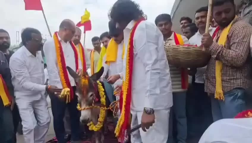 ಬೆಂಗಳೂರು ಉತ್ತರ: ಕನ್ನಡದ ಉಳಿವಿಗಾಗಿ ಕತ್ತೆಗೆ ಪೂಜೆ ಸಲ್ಲಿಸುವ ಮೂಲಕ ವಿನೂತನವಾಗಿ ಕೆಂಪೇಗೌಡ ಬಸ್ ನಿಲ್ದಾಣದಲ್ಲಿ ಧರಣಿ ನಡೆಸಿದ ವಾಟಾಳ್ ನಾಗರಾಜ್