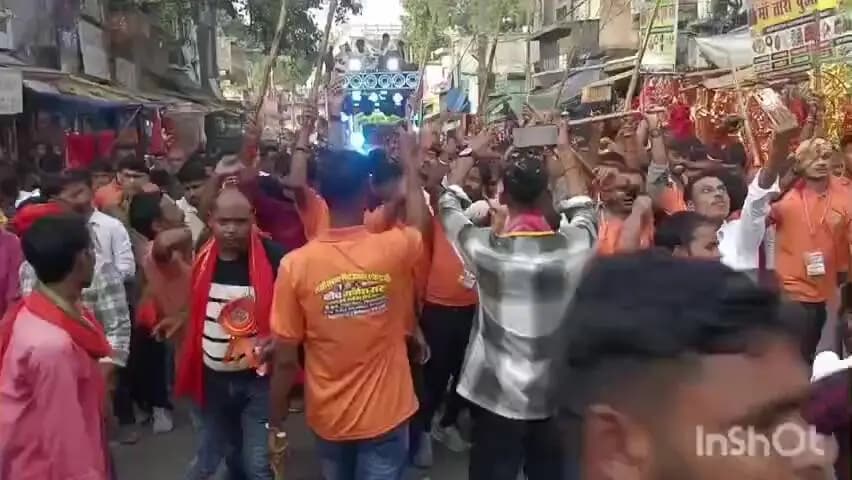 लखीसराय: नया बाजार मुख्य मार्ग पर श्रद्धालु भक्ति गीतों पर झूमे