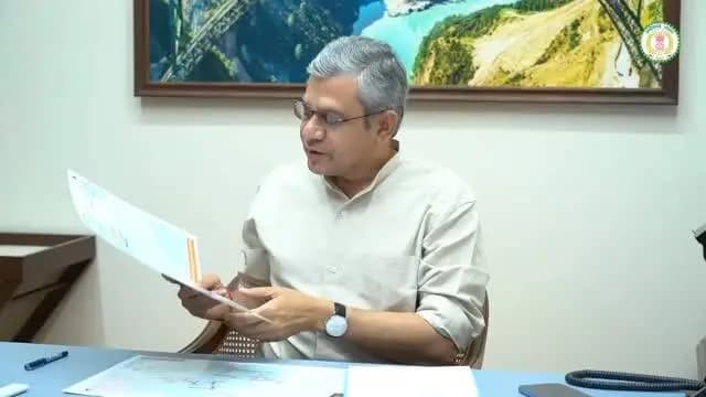 रायपुर से रावघाट, रावघाट से जगदलपुर और आगे कोरापुट होते हुए विशाखापट्टनम तक रेलवे कनेक्टिविटी का विस्तार होगा। इससे छत्तीसगढ़ के नागरिकों को आवागमन की बेहतर सुविधा मिलेगी और क्षेत्रीय संपर्क को नई मजबूती मिलेगी।
- श्री अश्विनी वैष्णव, केंद्रीय रेल मंत्री
@RailMinIndia
#RailInfra4Chhattisgarh #Chhattisgarh #RailwayDevelopment