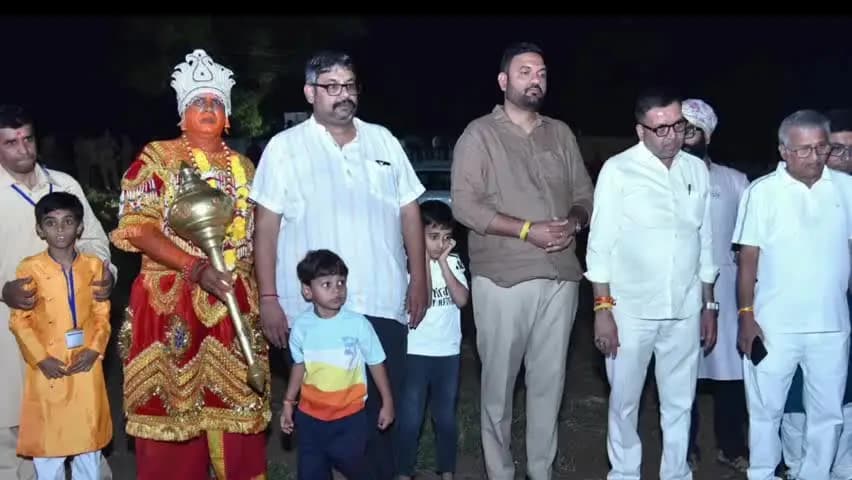આણંદ શહેર: આણંદમાં ૭૧મો વિજયા દશમી મહોત્સવ ભવ્યતાથી ઉજવાયો, ૫૦ ફૂટ ઊંચા રાવણના પૂતળાનું આતશબાજી સાથે દહન