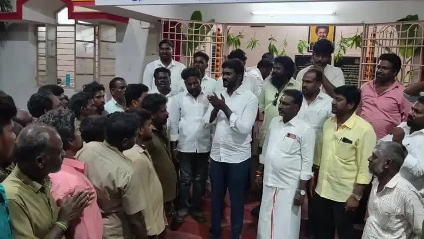 கள்ளக்குறிச்சி: கள்ளக்குறிச்சி சட்டமன்ற உறுப்பினர் அலுவலகத்தில் ஆட்டோ ஓட்டுநர்களுக்கு பரிசுப் பொருட்கள் மற்றும் இனிப்புகளை வழங்கிய எம்எல்ஏ