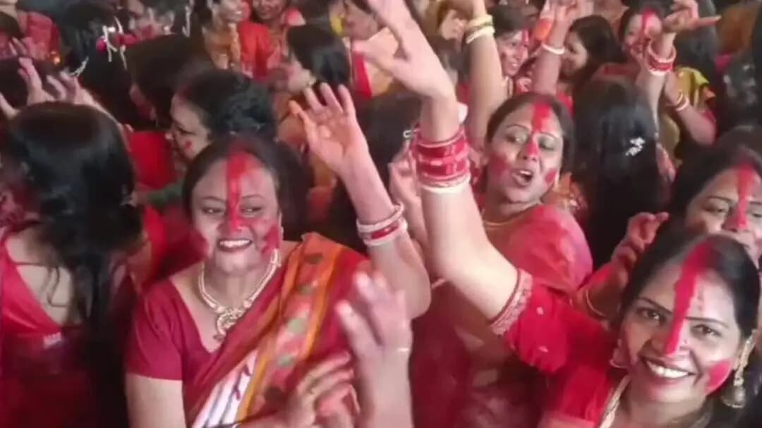 गोविंदपुर: गोबिंदपुर के विभिन्न दुर्गा मंदिरों में उल्लास के साथ सिंदूर खेला, मां को दी गई अश्रुपूर्ण विदाई