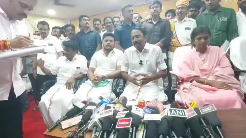 விராலிமலை: தமிழகத்தில் TVK அரசு மக்களுக்கு நலத்திட்டங்களை வழங்கும் அரசாக செயல்பட்டு கொண்டிருக்கிறது அமைச்சர் செங்கோட்டையன் தனியார் மண்டபத்தில் பேட்டி