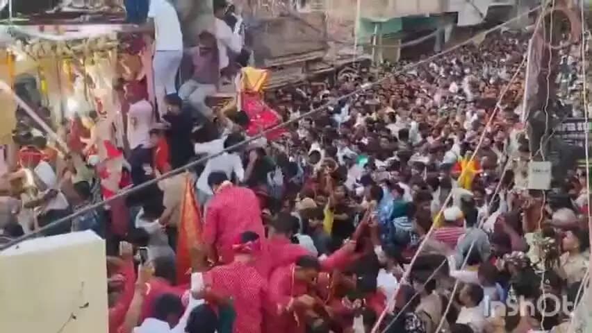 लखीसराय: पचना रोड चौक पर बड़ी और छोटी दुर्गा प्रतिमा का पारंपरिक मिलन, उमड़े हजारों श्रद्धालु