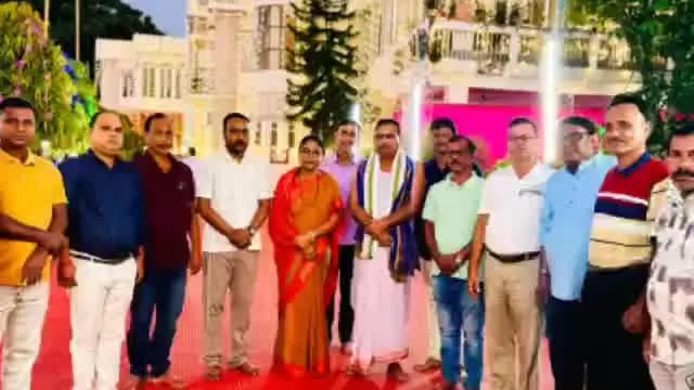 উদয়পুর: রাজ্যের অর্থমন্ত্রীর বাড়িতে গিয়ে বিজয়া দশমীর শুভেচ্ছা জানালেন বিজেপি দলের জেলা সভানেত্রী উদয়পুরে