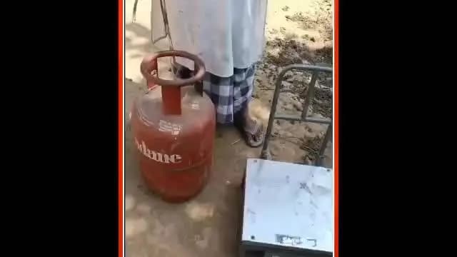 উদয়পুর: উদয়পুরে গ্যাসের সিলিন্ডার নিয়ে মারাত্মক অভিযোগ গ্যাসের বদলে গ্যাসের সিলিন্ডারের ভেতরে জল রয়েছে বলে দাবি