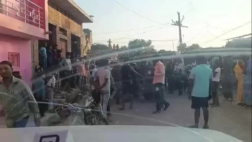 हमीरपुर: पत्योरा गांव में ग्रामीणों ने पुलिस को घेरा, पकड़े गए जुआरियों को छुड़ाया; वीडियो हुआ वायरल