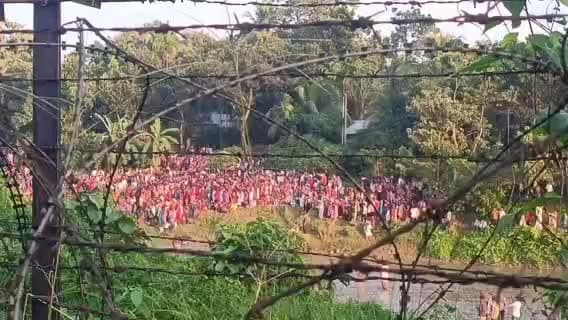 সাব্রুম: সাব্রুমের আমতলী দিয়ে বাংলাদেশ রামগড়ের দক্ষিনেশ্বরী কালিবাড়ীর প্রতিমা বিসর্জ্জন ফেনীনদীতে,ভক্তদের ব্যপক ভীড়