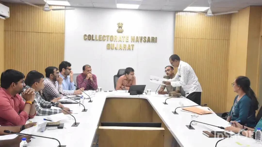 નવસારી: કલેકટર કચેરી ખાતે ફરિયાદ નિવારણ કાર્યક્રમ યોજાયો