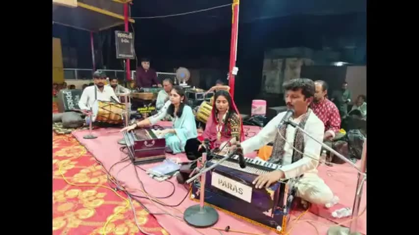 માણાવદર: ના નાકરા ગામે 'જય અંબે ગરબી મંડળ' દ્વારા પ્રાચીન ગરબીની પરંપરા જીવંત રખાઈ