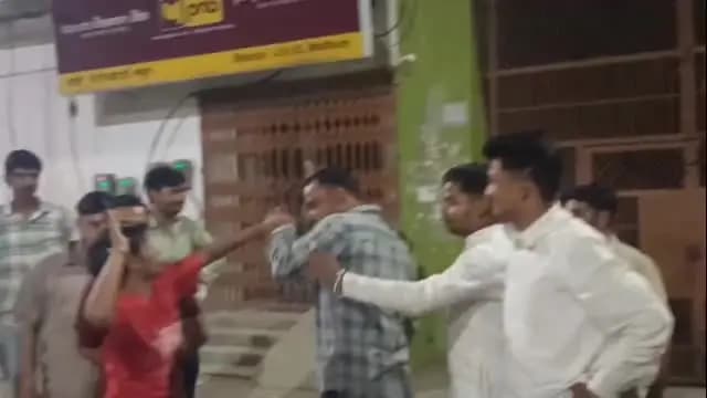 मथुरा: मथुरा के जवाहर इंटर कॉलेज में रात को महिला को बुलाने पर युवाओं ने कॉलेज कर्मचारियों को रंगे हाथों पकड़कर की धुनाई