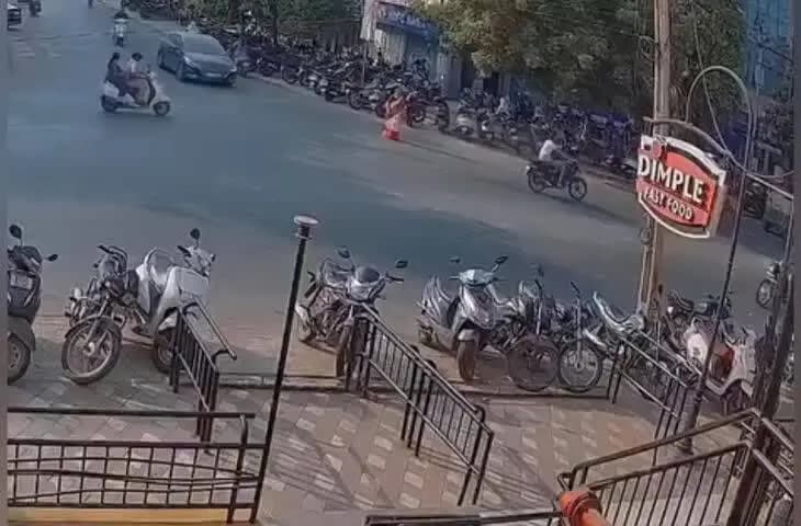 ભાવનગર શહેર: વાઘવાડી રોડ પર ડિમ્પલ રેસ્ટોરન્ટ સામે કાર ચાલકે સ્કુટરને અડફેટે લીધાના સીસીટીવી વાયરલ #viral
આ