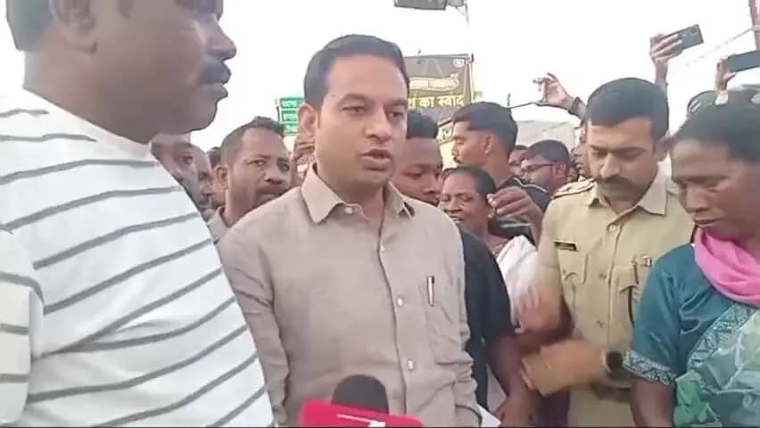 खूँटी मे फादर बैनेदिक बारला पर जानलेवा हमला के विरुद्ध खूंटी बंद 6 घंटे का जाम उपायुक्त व एसपी के आश्वासन के बाद खुला