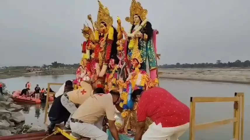 বিলাসীপাৰা ভাগ: বিলাসীপাৰাৰ গৌৰাং নৈত বিসৰ্জন ঘাটত নৈ খনত পানী কম হোৱাৰ বাবে বিসৰ্জন প্ৰক্ৰিয়া লেহেমীয়া গতিত চলিছে।