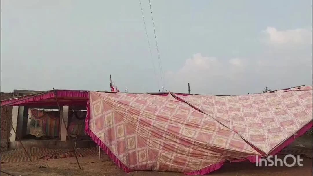 पीपलखूंट: रेणंदा में करंट हादसे के बाद मौके पर पहुंचे प्रशासनिक और पुलिस अधिकारी, 14 लोग झुलसे, दो की मौत
