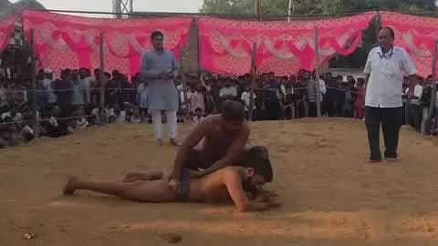 बदायूं: उझानी में चल रहे दंगल में रोमांचक मुकाबलों का दौर जारी, दूर-दराज से आए नामी पहलवानों ने अखाड़े में दिखाया दमखम
